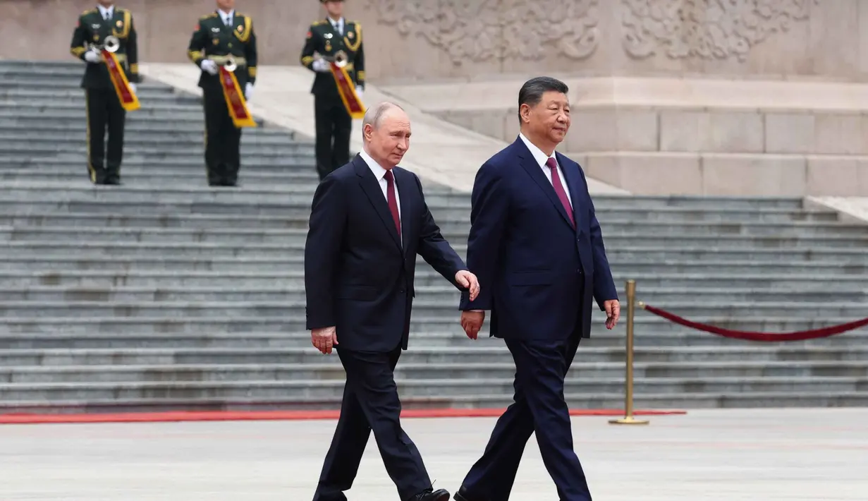 Presiden Rusia Vladimir Putin (kiri) dan Presiden China Xi Jinping menghadiri upacara penyambutan di Balai Besar Rakyat, Beijing, China, pada Rabu 20 Mei 2026. (Alexander Kazakov, Sputnik, Kremlin Pool Photo via AP)