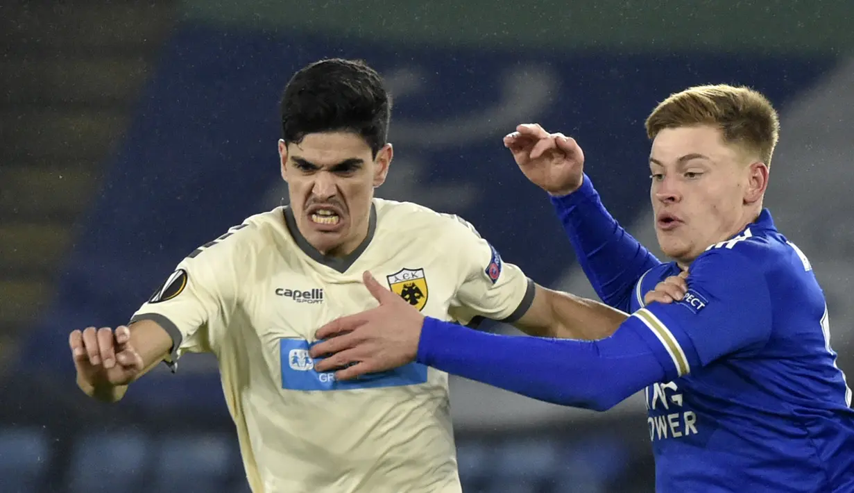 Gelandang AEK Athens, Andre Simoes dan gelandang Leicester City, Harvey Barnes berebut bola pada matchday Grup G Liga Europa di King Power Stadium, Jumat (11/12/2020) dinihari WIB. Leicester City memastikan diri keluar sebagai juara Grup G berkat kemenangan 2-0 atas AEK Athens. (AP Photo/Rui Vieira)