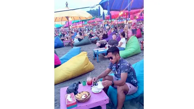 6 Gaya Liburan Andik Vermansah di Pantai, Lepas Penat
