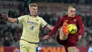 Pemain Verona Josh Doig (kiri) berebut bola dengan pemain AS Roma Rick Karsdorp pada pertandingan sepak bola Liga Italia di Stadion Olimpiade Roma, Italia, 19 Februari 2023. AS Roma mengalahkan Verona dengan skor 1-0. (AP Photo/Andrew Medichini)