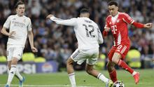 Gelandang Jerman Bayern Munich #10, Jamal Musiala (kanan), dan bek Inggris Real Madrid #12, Trent Alexander-Arnold, berebut bola selama pertandingan leg pertama perempat final Liga Champions UEFA antara Real Madrid dan Bayern Munchen di Stadion Santiago Bernabeu di Madrid pada 8 April 2026. (Oscar DEL POZO/AFP)