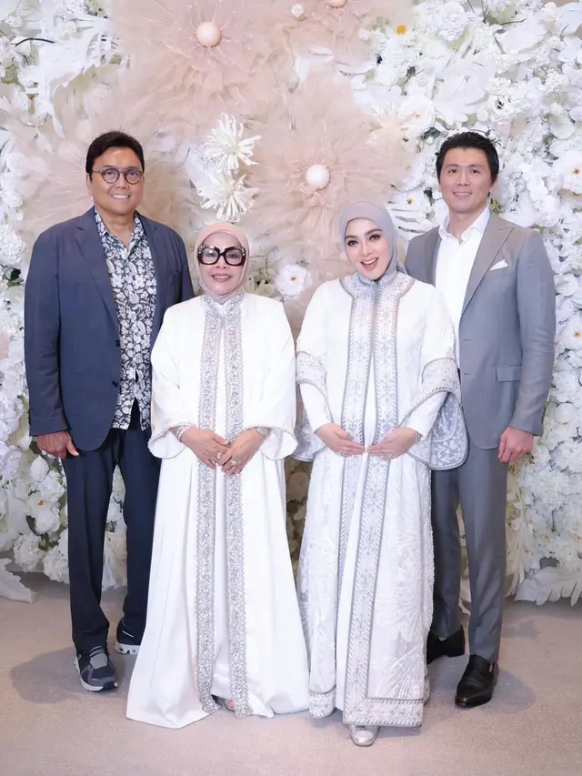 Syahrini dan keluarga Reino Barack
