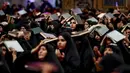 <p>Para wanita Syiah menaruh mushaf Alquran di atas kepala mereka saat menghadiri sholat lailatulqadar pada bulan suci Ramadhan. (AP Photo/Anmar Khalil)</p>