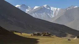 Foto ini menunjukkan padang rumput pegunungan di Wilayah Yecheng, Daerah Otonom Uighur Xinjiang, China barat laut, pada 8 Oktober 2020. (Xinhua/Hu Huhu)