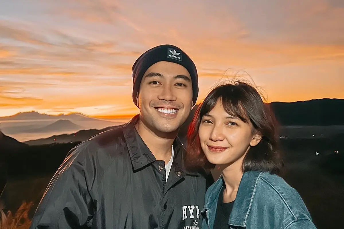 6 Potret Liburan Vidi Aldiano dan Sheila Dara di Gunung Bromo, Curi Perhatian