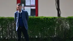 Direktur Teknik AC Milan, Paolo Maldini memantau langsung latihan jelang pertandingan leg pertama perempat final Liga Champions 2022/2023 antara AC Milan melawan Napoli yang berlangsung di Milanello training center, Carnago, Milan, Selasa (11/4/2023). (AFP/Gabriel Bouys)