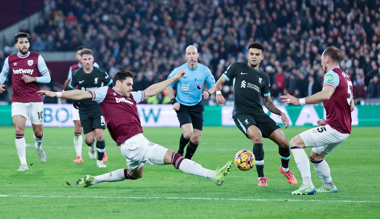 Liverpool menggilas West Ham tanpa ampun dengan skor telak 5-0. Pertandingan berjalan tidak seimbang. Pasukan Arne Slot jelas terlalu kuat untuk West Ham yang tampil mengecewakan di hadapan pendukung sendiri. (AFP/Adrian Dennis)