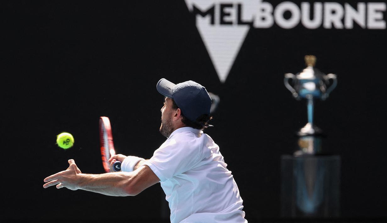 Aslan Karatsev yang merupakan petenis kualifikasi akan mencoba mewujudkan impiannya di Grand Slam ke final saat ia menghadapi petenis nomor satu dunia Novak Djokovic. (Foto: AFP/David Gray)