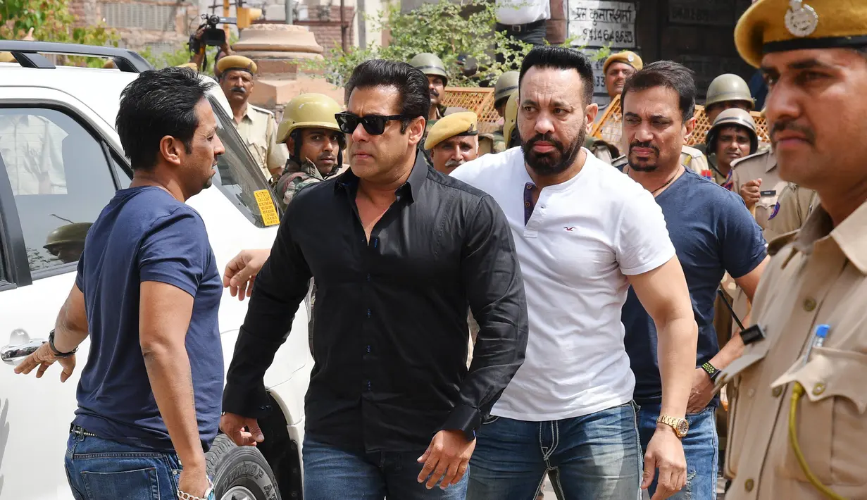 Mereka juga membawa poster yang bertuliskan 'Kami mendukung Salman Khan. Kami mencintai Salman Khan'. Kabarnya para penggemar juga bernyanyi-nyanti saat sang aktor pujaan tiba di rumahnya. (AP/Sunil Verma)