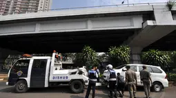 Untuk membuat jera, Pemprov DKI menerapkan operasi derek bagi mobil-mobil yang diparkir secara liar, Jakarta, Rabu (12/11/2014). (Liputan6.com/Miftahul Hayat)