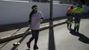 Seorang wanita pekerja seks (kiri) saat membersihkan jalanan kota madrid, Spanyol , Rabu  (14/10/2015).  Hal ini merupakan sikap protes terhadap pandangan masyrakat terhadap para PSK ini. . (REUTERS/Andrea Comas)
