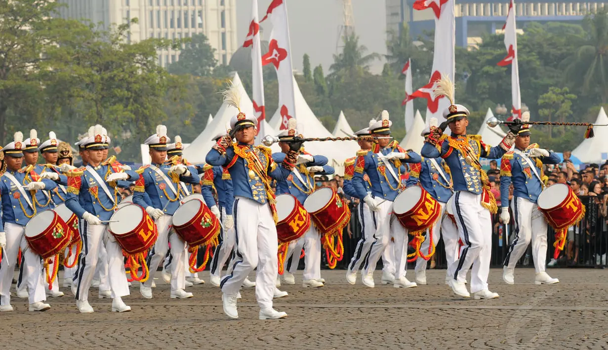 Tim Marching Band Taruna Akademi Militer memberikan hormat sesaat sebelum tampil memeriahkan HUT RI ke-69 di kawasan Tugu Monas, Jakarta, (31/8/2014). (Liputan6.com/Helmi Fithriansyah)