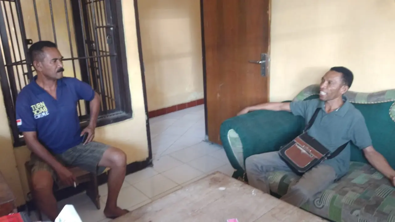 Kepala desa Matias Kopong Raya didampingi Kapolsek Adonara barat, Ipda Heribertus Raja. (Foto: Liputan6.com/Ola Keda)