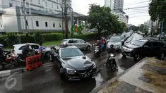Kendaraan berputar arah akibat penutupan satu ruas Jalan Kemang Raya, Minggu (28/8). Penutupan terkait proses pengeringan lokasi parkir bawah tanah pertokoan akibat banjir yang terjadi sejak Sabtu malam (27/8). (Liputan6.com/Helmi Fithriansyah)