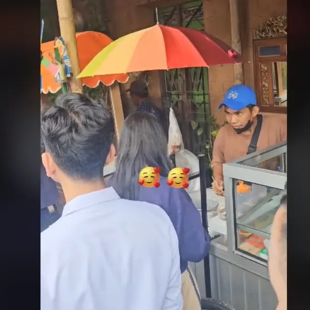 Selvi Ananda Asyik Beli Jajanan Pinggir Jalan di Kampung Batik, Kades Wiwin Komalasari Kena Sindir.  foto: TikTok @gibran_rakabuming