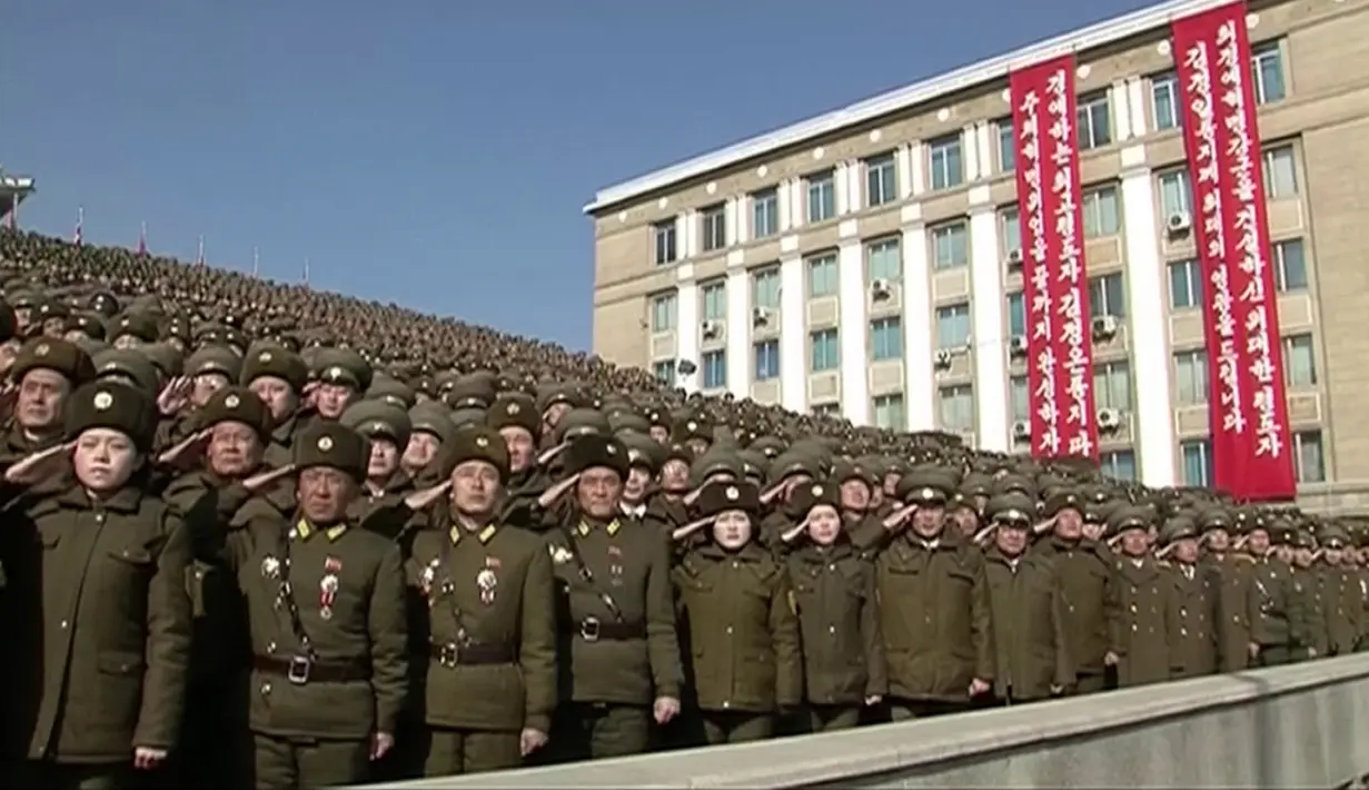 Tentara militer Korea Utara memberi hormat saat mengikuti parade militer di Pyongyang, Korea Utara (8/2). Unjuk kekuatan teknologi militer ini digelar bersamaan dengan datangnya ratusan atlet dan official Korea Utara ke Korea Selatan. (KRT via AP Video)