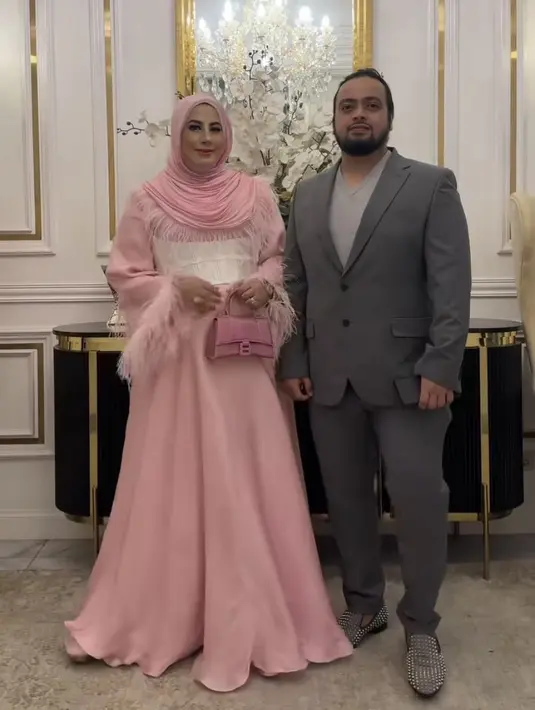 Sementara itu, sang suami mengenakan setelan jas abu-abu dipadukan inner kaos v neck. Tasyi pun terlihat membawa mini bag warna serasi. [@tasyiiathasyia]
