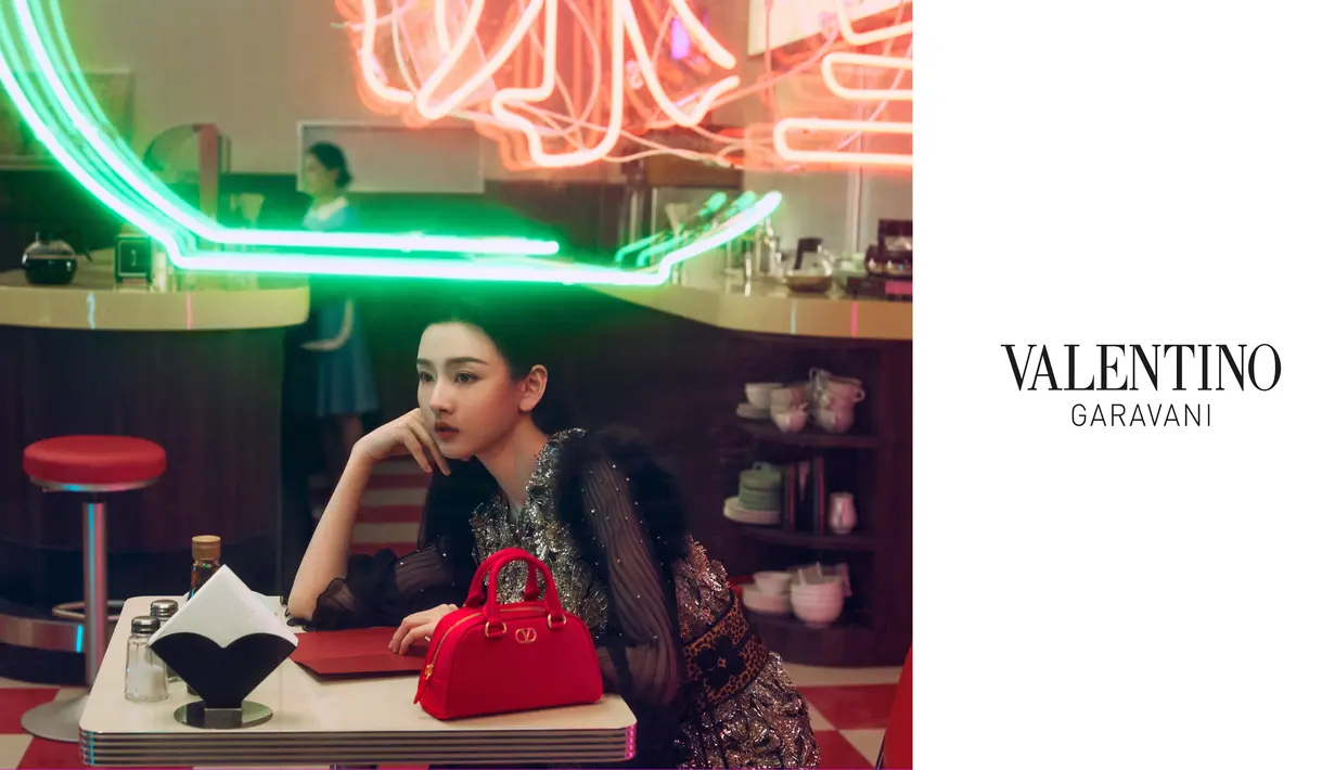 Valentino sambut Tahun Kuda dengan koleksi persembahan Alessandro Michele. Koleksi ini hadir dengan penuh harapan dan semangat baru. [Valentino]