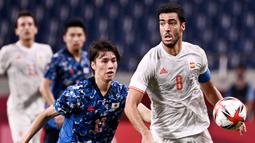 Di awal babak pertama Spanyol lebih menguasai jalannya permainan. Peluang pertama Spanyol didapat pada menit ke-10 melalui Mikel Merino yang melepaskan tendangan dari dalam kotak penalti. Sayang, tendangannya masih dapat diblok pemain belakang Jepang. (Foto: AFP/Anne-Christine Poujoulat)