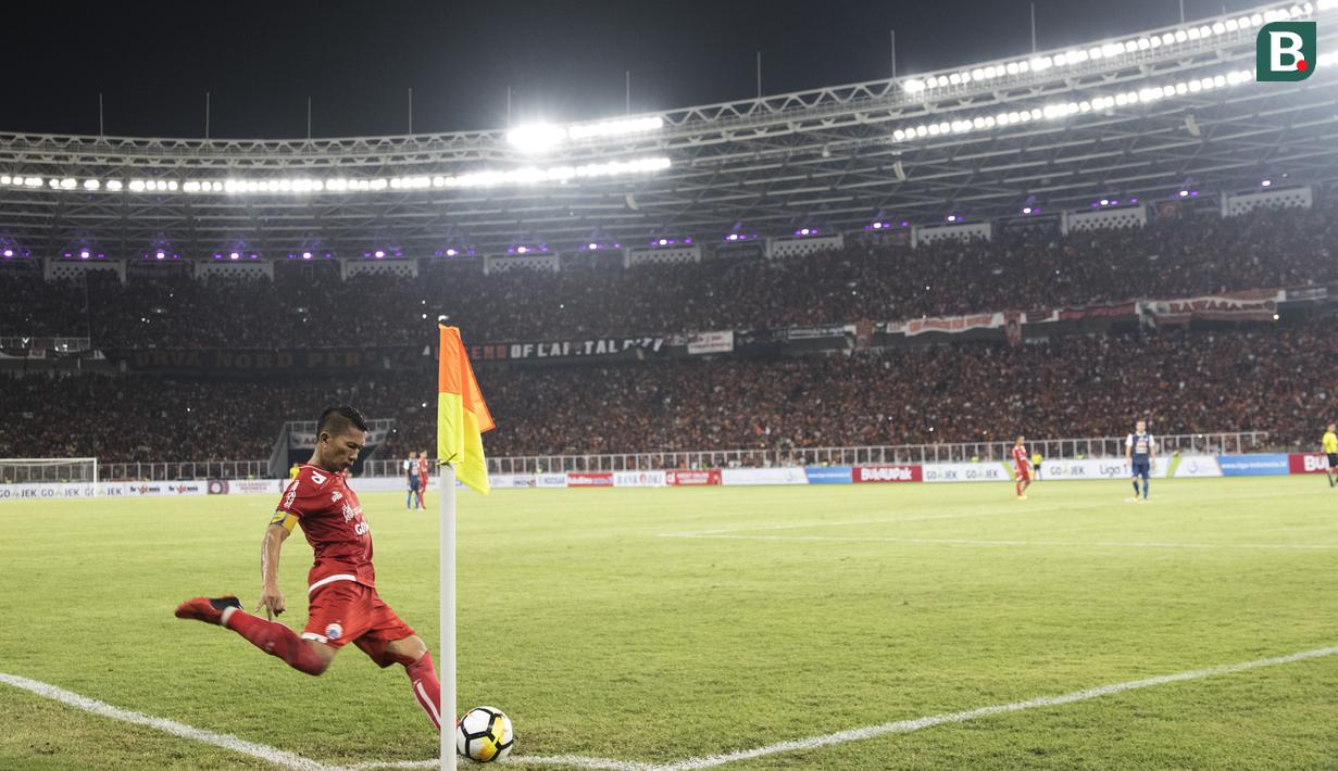 Bek Persija Jakarta, Ismed Sofyan, bersiap melakukan tendangan sudut saat melawan Arema FC pada laga Liga 1 di SUGBK, Jakarta, Sabtu (31/3/2018). Persija menang 3-1 atas Arema FC. (Bola.com/Vitalis Yogi Trisna)