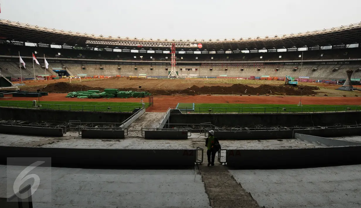 Kondisi lapangan bola di Stadion GBK Jakarta saat proses renovasi, Selasa (18/10). Pengerjaan renovasi Stadion GBK bagian persiapan jelang Asian Games 2018 dan ditargetkan selesai Oktober 2017. (Liputan6.com/Helmi Fithriansyah)