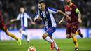 Aksi Jesus Corona pada leg kedua, babak 16 Liga Champions yang berlangsung di Stadion Do Dragao, Porto, Kamis (7/3). AS Roma kalah 1-3 kontra Porto (AFP/Miguel Riopa)