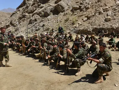 Gerakan perlawanan Afghanistan dan pasukan pemberontakan anti-Taliban mengambil bagian dalam pelatihan militer di daerah Abdullah Khil, Distrik Dara, Provinsi Panjshir, Afghanistan, 24 Agustus 2021. Panjshir jadi satu-satunya wilayah Afghanistan yang belum dikuasai Taliban. (Ahmad SAHEL ARMAN/AFP)