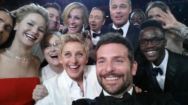 Ini adalah foto selfie asli yang diubah jadi... | Foto: copyright @TheEllenShow 
