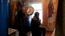 Seorang dukun menabuh alat musik saat mengusir roh jahat di kediaman pelanggannya di Kota Kyzyl, Tuva, Siberia, Rusia, (3 /11). (REUTERS/Ilya Naymushin)