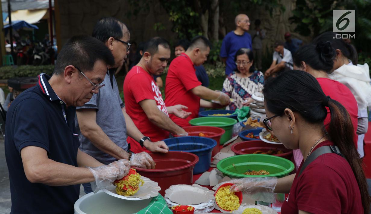 Panitia menyiapkan menu makanan berbuka puasa di Vihara Dharma Bakti di kawasan Petak Sembilan, Jakarta, Jumat (10/5/2019). Kegiatan ini rutin dilakukan komunitas muslim Tionghoa-Indonesia untuk mempererat kerukunan antar umat. (Liputan6.com/Helmi Fithriansyah)