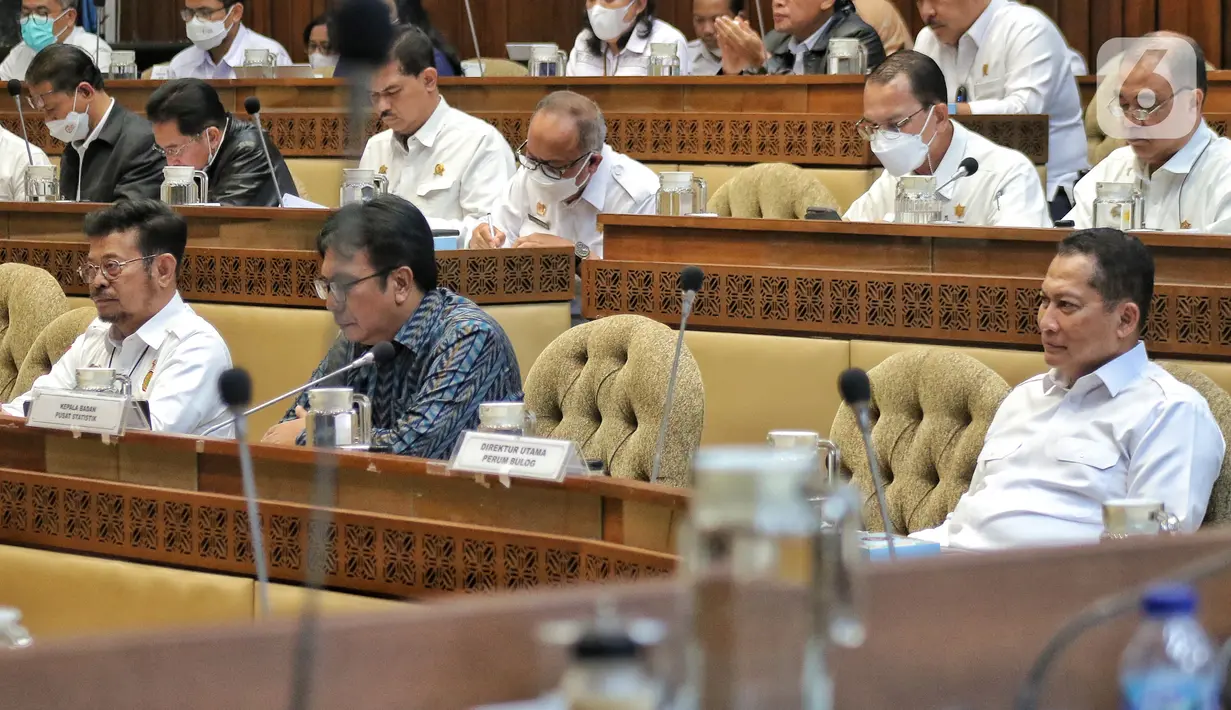 Menteri Pertanian Syahrul Yasin Limpo bersama dengan Kepala Badan Pusat Statistik (BPS), Margo Yuwono dan Direktur Utama Perum Bulog Budi Waseso saat RDPU dengan Komisi IV DPR di Jakarta, Rabu (7/12/2022). Dalam RDPU tersebut membahas  penjelasan mengenai data angka sementara produk komunitas pangan serta komoditas lainnya. (Liputan6.com/Angga Yuniar)