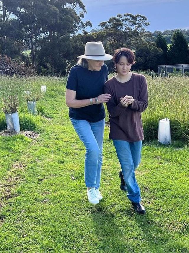 7 Potret Nadya Hutagalung Bareng Putri Bungsunya yang Putuskan Bergender Netral