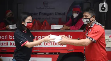 Relawan Bank DBS Indonesia dan Foodbank Of Indonesia (FoI) menyerahkan donasi berupa paket makanan kepada penerima manfaat dengan “Kulkas Berjalan” atau Mobil Pangan Umat di Jakarta (18/2/2022). Pemberian donasi ini merupakan kelanjutan dari kampanye ‘Towards Zero Food Waste’.(Liputan6.com/HO/DBS)