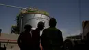Peringatan penutupan Selat Hormuz telah mengancam pengiriman hampir seperlima konsumsi minyak dunia. Tampak dalam foto, para pekerja berdiri di area stasiun degasifikasi di ladang minyak Zubair, yang operasinya telah dikurangi karena perang Timur Tengah yang dipicu oleh serangan AS dan Israel terhadap Iran, dekat Basra, Irak, Sabtu, 28 Maret 2026. (AP Photo/Leo Correa)