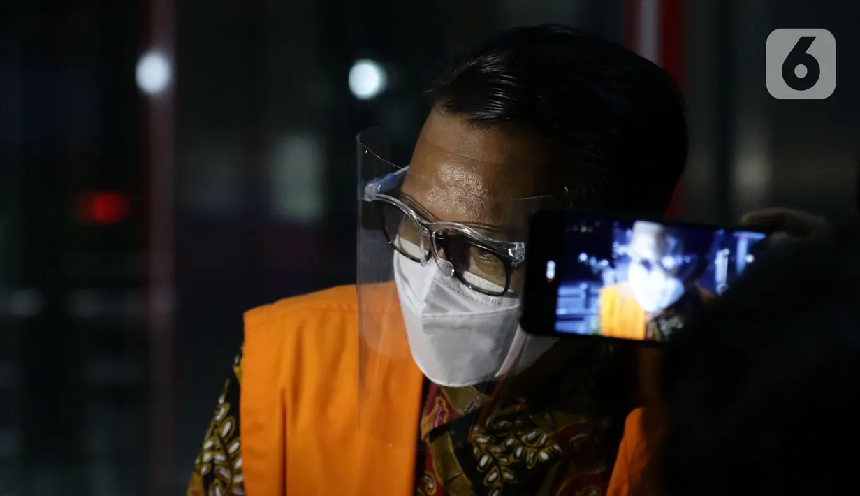 Gubernur nonaktif Sulawesi Selatan, Nurdin Abdullah usai menjalani sidang putusan yang dilaksanakan virtual dari Pengadilan Tipikor Makassar di Gedung KPK, Jakarta, Senin (29/11/2021). Nurdin Abdullah terbukti menerima suap dan gratifikasi terkait sejumlah proyek. (Liputan6.com/Helmi Fithriansyah)