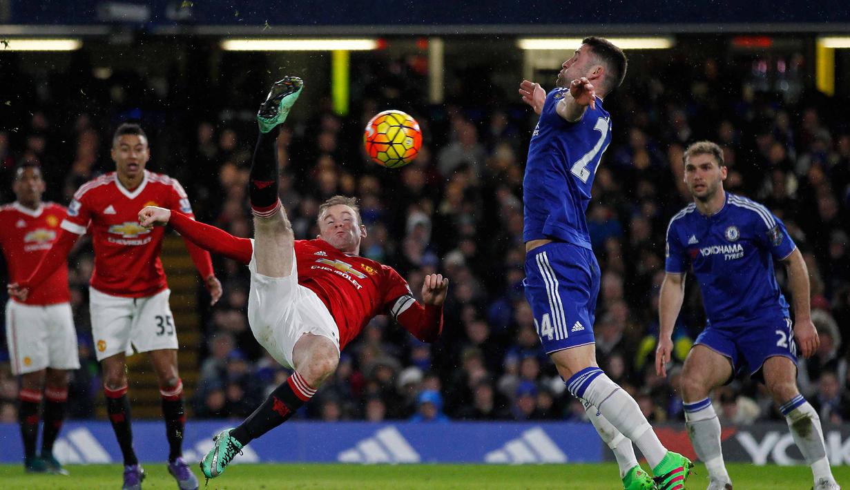  Wayne Rooney (kiri) melakukan tendangan salto saat dihadang pemain Chelsea Gary Cahill pada lanjutan Liga Premier Inggris di Stadion Stamford Bridge, London, Senin (8/2/2016) dini hari WIB.  (AFP/Ian Kington)