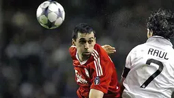 Bek Liverpool, Alvaro Arbeloa (kiri) berduel dengan striker Real Madrid, Raul, dalam partai Liga Champions putaran kedua di Anfield, Liverpool, 10 Maret 2009. AFP PHOTO/PAUL ELLIS