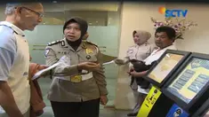Meski antrean membludak, masyarakat tetap antusias mengikuti program yang dicanangkan Pemrpov DKI hingga 31 Agustus 2017 itu.