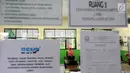 Petugas mengecek kesiapan laptop dan ruang untuk Ujian Nasional Berbasis Komputer di SMP N 34 Pademangan, Jakarta Utara, Minggu (22/4). UNBK SMP 2018 akan berlangsung mulai besok Senin (23/4). (Liputan6.com/Johan Tallo)