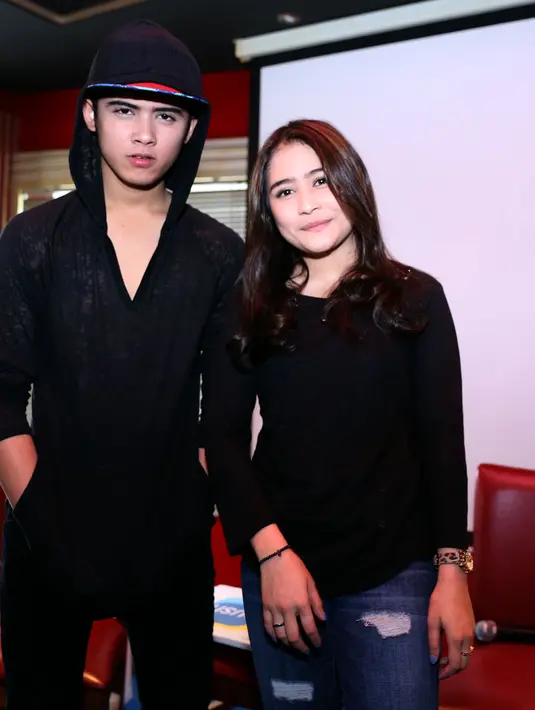 Bajunya pun kompak sama-sama hitam, jangan-jangan janjian sejak awal ya?