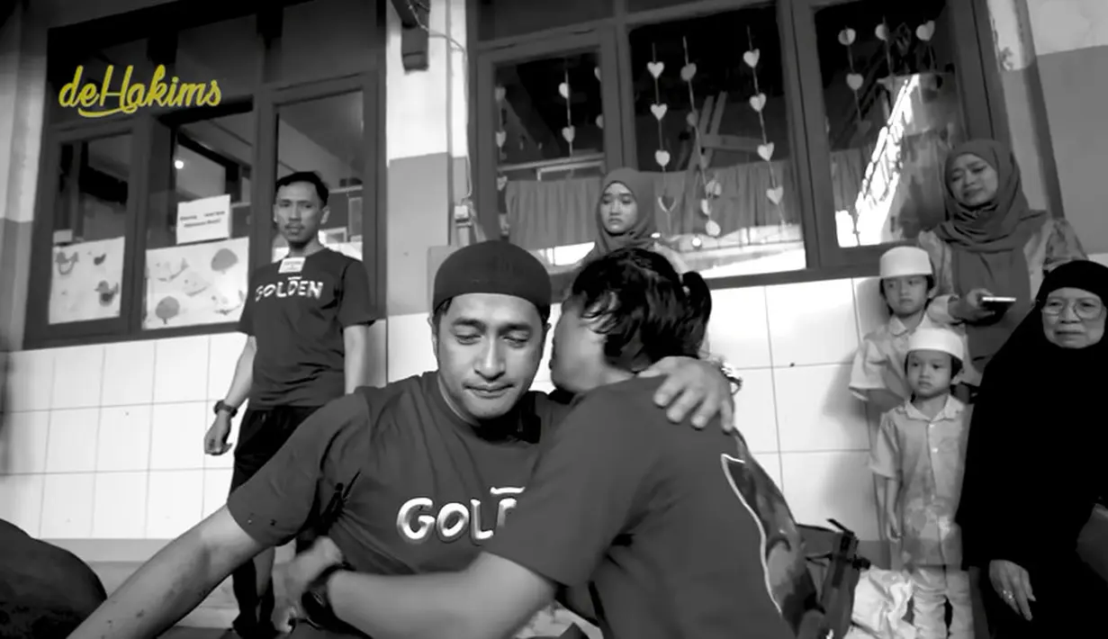 "Iya nak, ikhlas ya nak," kata ibunda Irfan Hakim seperti dilansir dari kanal Youtube deHakims channel. Melihat kolom komentar, banyak yang merasa terharu hingga ikut mewek. "Masyaallah Air mata gk berhenti menetes..apalagi setiap liat Zeni nangis begitu tulus merawat Golden...Selamat jalan Golden," tulis @adyastarayyanpradipta5863.[Youtube/deHakims channel]