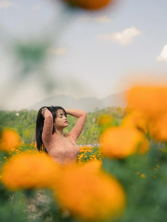 Tampil Menawan, Ini 7 Pemotretan Fuji Pakai Kebaya di Kebun Bunga