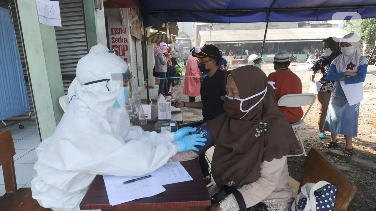 Puluhan Pedagang Pasar Sayur Cipulir di Tes Swab