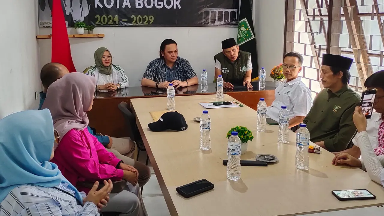 Pengacara Farhat Abbas  hadir di kantor DPC PKB Kota Bogor untuk bisa diverifikasi berkasnya setelah mendaftarkan bakal calon wali kota Bogor.