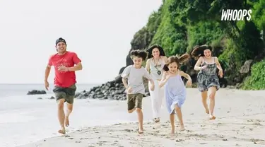 Momen yang diunggah Wulan Guritno saat berenang bersama sang anak saat liburan di Lombok ternyata membuat para warganet terpukau.