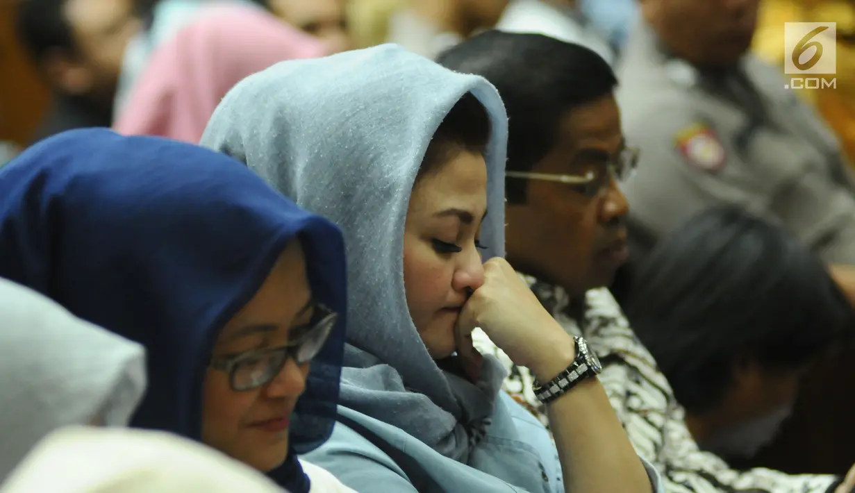 Istri Setya Novanto, Deisti Astriani Tagor (kedua kanan) saat mengikuti sidang lanjutan dugaan korupsi E-KTP di Pengadilan Tipikor, Jakarta, Kamis (28/12). Sidang mendengar tanggapan eksepsi dakwaan oleh JPU. (Liputan6.com/Helmi Fithriansyah)