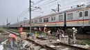 Aktivitas pekerja saat melakukan pembangunan pondasi untuk tiang sinyal elektrik pada jalur Double-Double Track (DDT) Manggarai-Cikarang di kawasan Klender, Jakarta, Selasa (13/11). (Merdeka.com/Iqbal S. Nugroho)