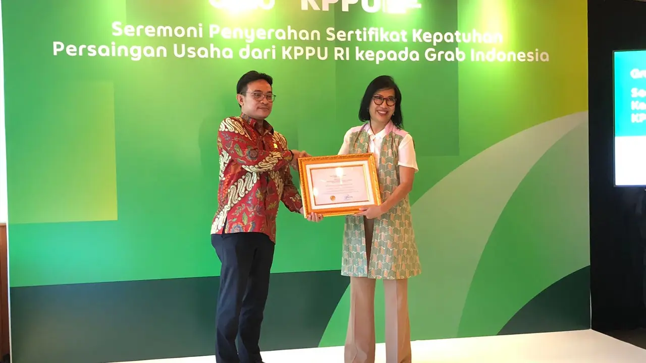 Seremoni penyerahan sertifikat kepatuhan persaingan usaha dari KPPU RI kepada Grab Indonesia, Senin (25/3/2024). (Foto: Liputan6.com/Tira Santia)