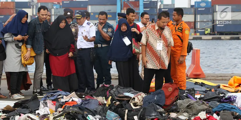 Kesedihan Keluarga Korban Lihat Barang Temuan Lion Air JT 610