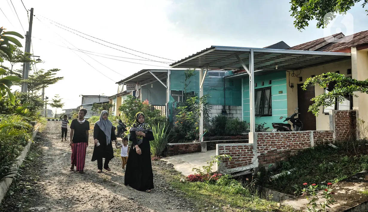 Aktivitas warga di perumahan subsidi Green Citayam City, Ragajaya, Bojong Gede, Kabupaten Bogor, Jawa Barat, Sabtu (13/2/2021). PT BTN Tbk optimis realisasi Kredit Pemilikan Rumah atau KPR mencapai 200-250 ribu unit pada 2021. (merdeka.com/Iqbal S Nugroho)